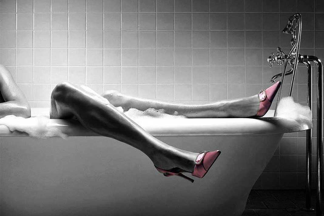 Длинноногая девушка принимает ванну и демонстрирует своё тело